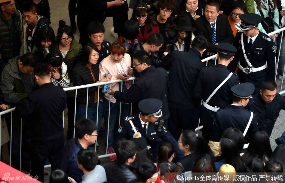 郭艾伦在球迷见面会上手持麦克风深情献唱，引得台下粉丝阵阵欢呼