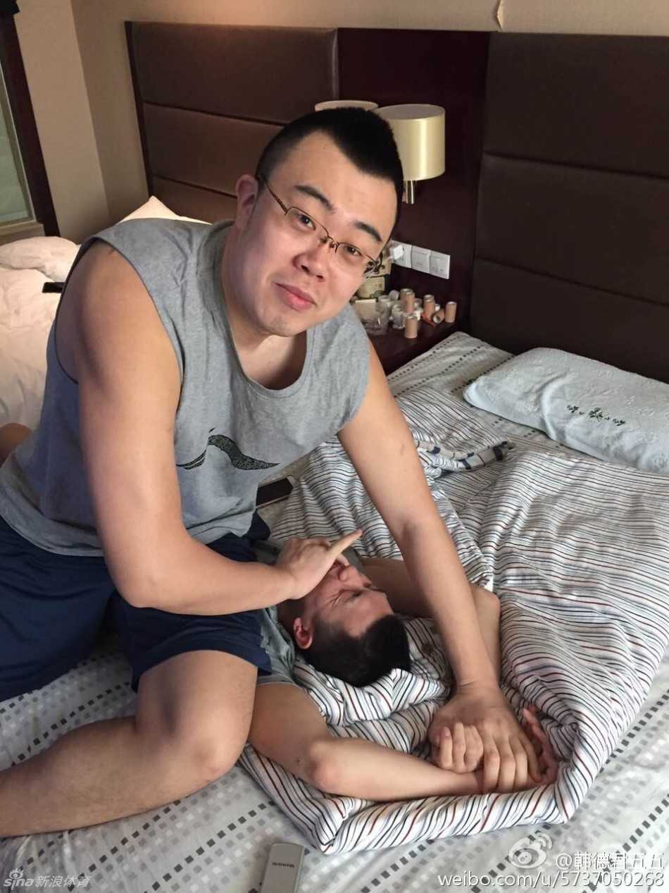 在一场普通的常规赛中，郭艾伦突破上篮得分后，第一时间指向替补席的韩德君，两人隔空击掌，那是只有他们才懂的默契信号。