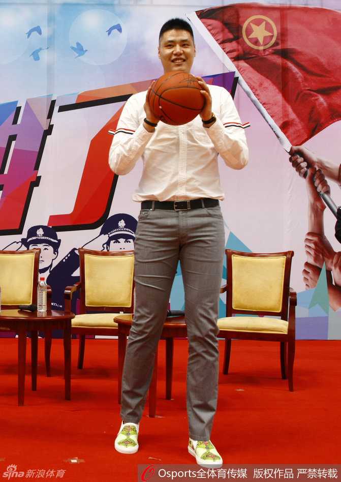 贺天举与肇俊哲两人同框接受采访，面对镜头默契十足，展现了辽宁体育人的风采。