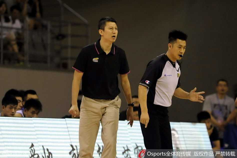 廉明篮下卡位得球，面对干扰强硬上篮，眼神充满斗志