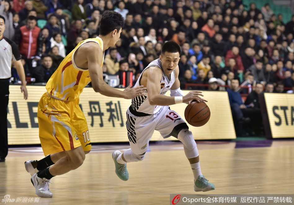 韩德君禁区之内背身强吃唐正东，肌肉碰撞的声音响彻球馆，庞大的身躯下是细腻的篮下脚步。