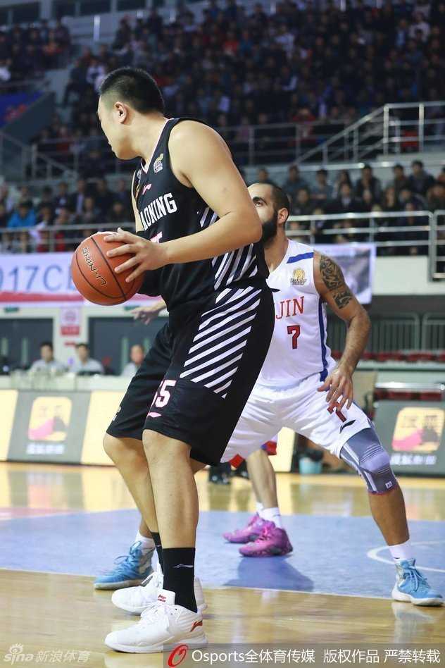 刚刚完成一次势大力沉的双手暴扣，兰多夫霸气地挂在篮筐上，整个篮架都在他强大的力量下颤抖。