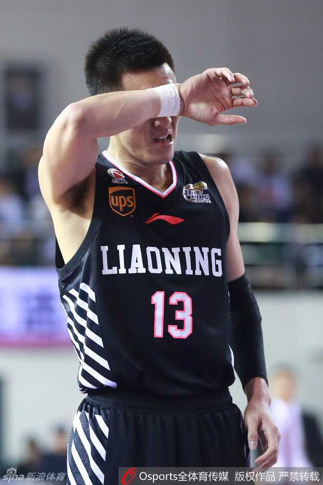 辽宁队主力大前锋廉明，在场上专注地指挥着队友的防守站位，他在李晓旭受伤后承担起了更多的责任。