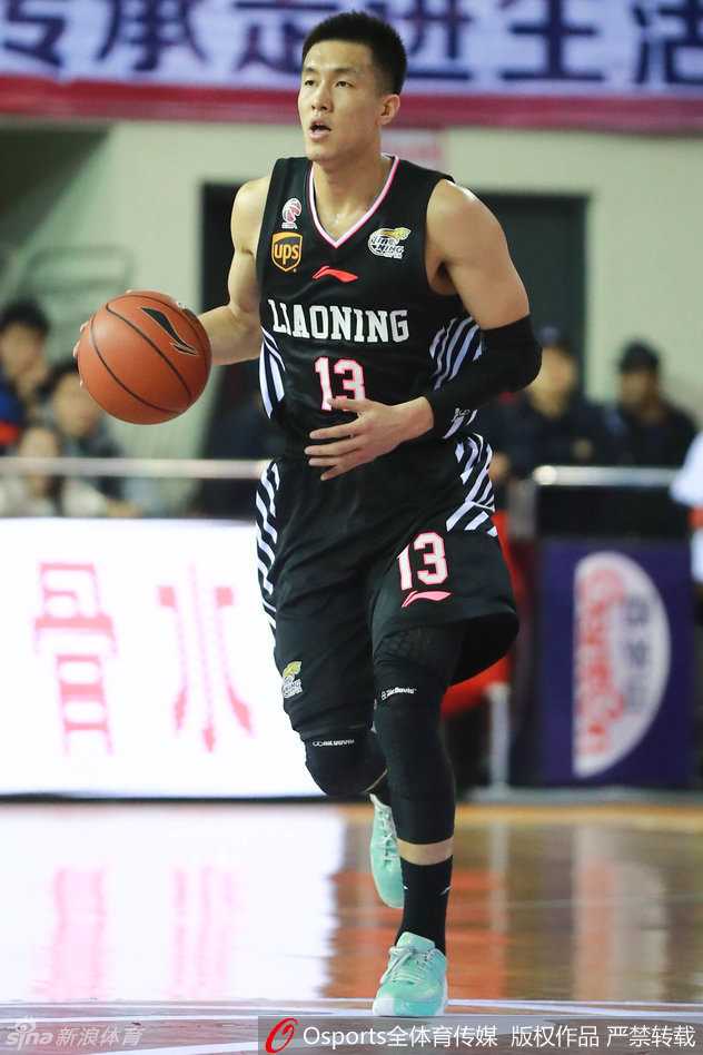 韩德君在低位背身卡位，利用庞大的身躯顶住防守者，眼神坚定地等待着队友的传球，准备进行下一次强攻。