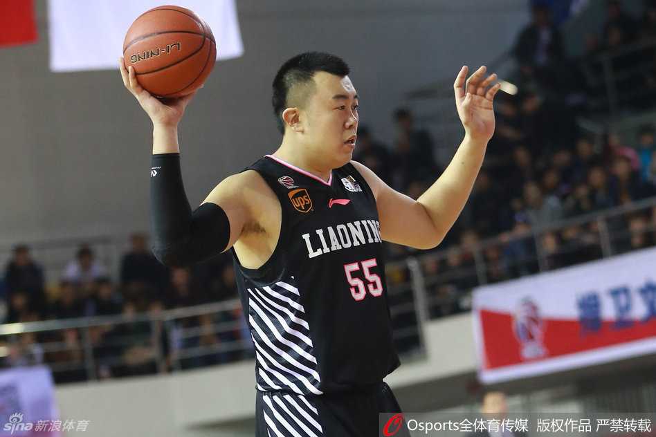 辽宁队长杨鸣，在有限的上场时间里依然一丝不苟地指挥着队友跑位，他那俊朗的面孔下藏着高球商的大脑。