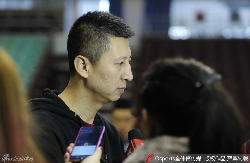 李晓旭在底角冷静出手，篮球划出完美弧线，这位内线悍将的稳定中投，将是辽宁队拉开进攻空间的重要棋子。