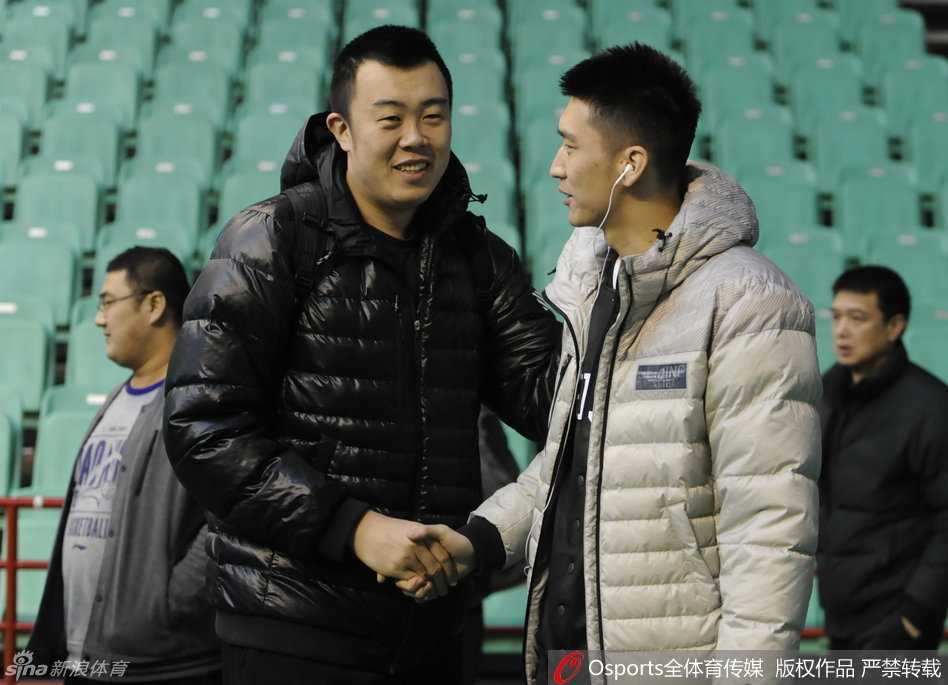 老友重逢，韩德君与孙悦在赛前寒暄叙旧，两人脸上带着轻松的笑意，但这笑容背后，是即将在篮下与三分线外展开的激烈对决。