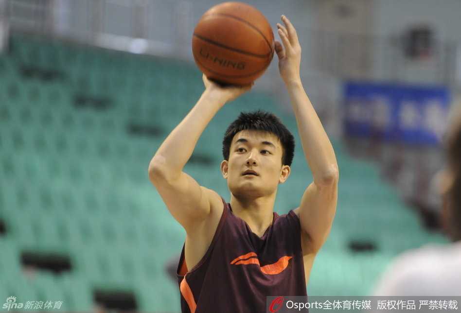 郭艾伦在投篮练习中表情无比专注，运球后急停跳投，篮球在空中旋转，背景是空旷的看台，仿佛整个世界只剩下他和那个篮筐。