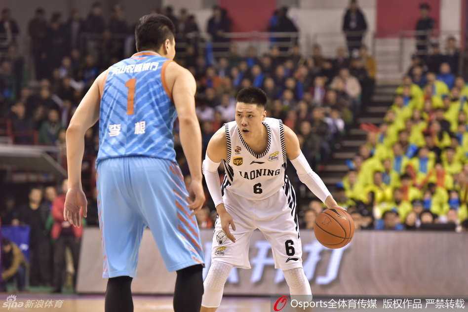 哈德森在三分线外一步自信出手，皮球划过一道彩虹般的弧线，稳稳空心入网，留下布莱切回防不及的背影