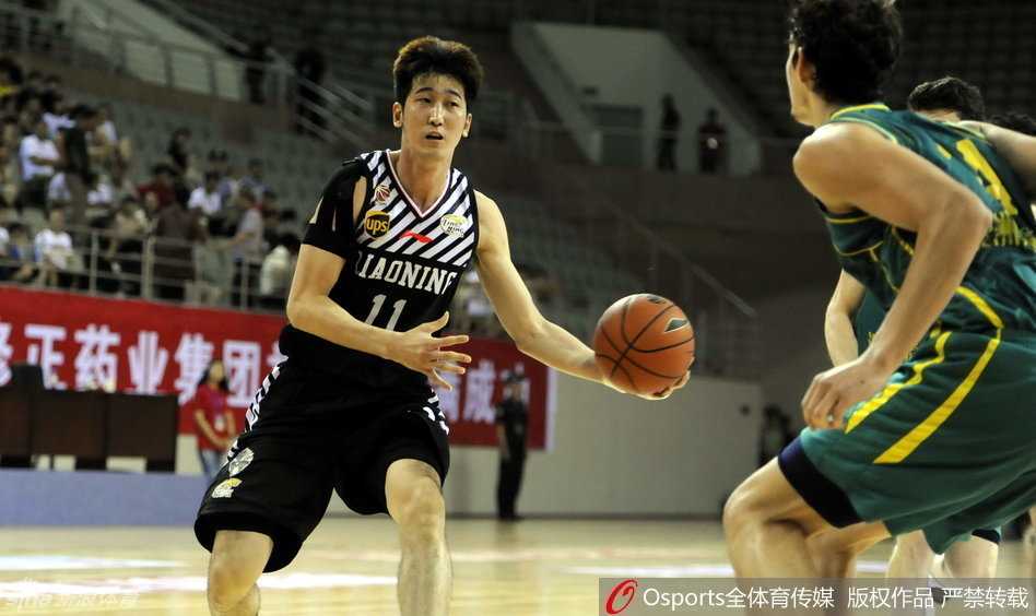 刘志轩面沉如水护住皮球，面对澳大利亚防守悍将的长臂干扰，他沉稳地阅读着场上的局势。