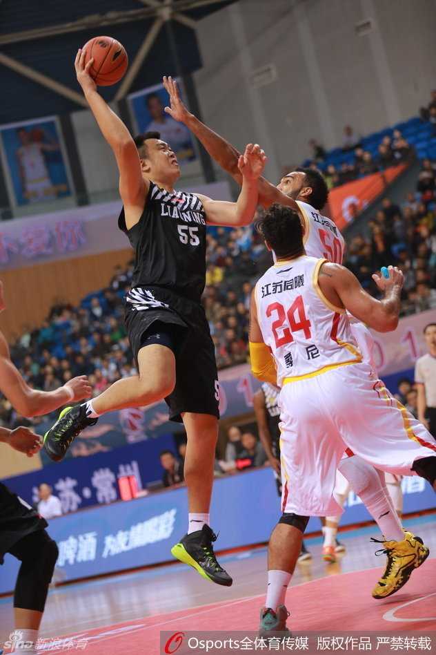 辽篮客场大胜同曦 郭艾伦韩德君空接秀引爆全场 同曦队宋建骅找准空位出手三分,面对辽宁队的严密防线,他渴望为球队续上火力。