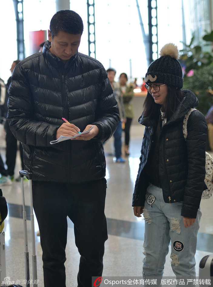 功勋外援哈德森低调推着行李箱现身机场，他眼神坚定地望向远方，似乎已经在心中计划着如何用精准的三分球在客场为球队带回胜利。