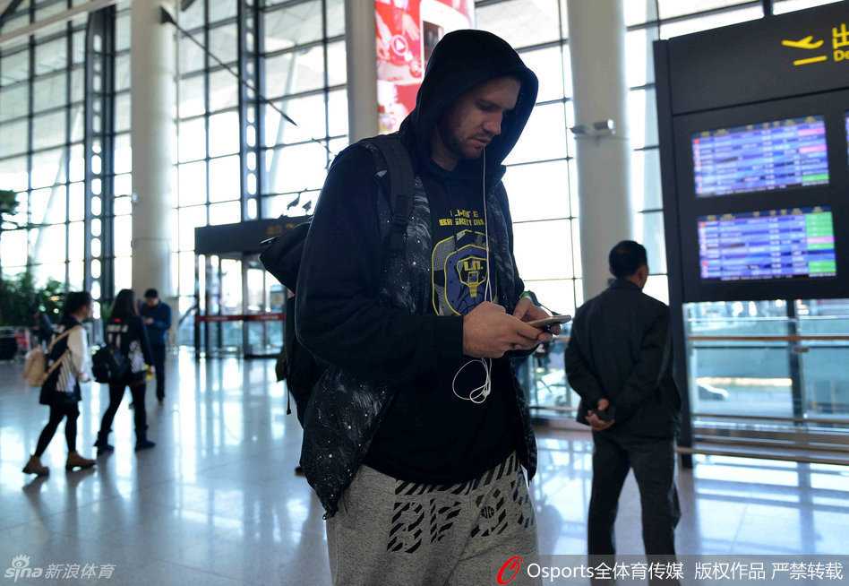 辽宁男篮的颜值担当杨鸣现身机场，阳光洒在他俊朗的侧脸上，他与身旁的球迷热情互动，举手投足间尽显大将风度与绅士风范。