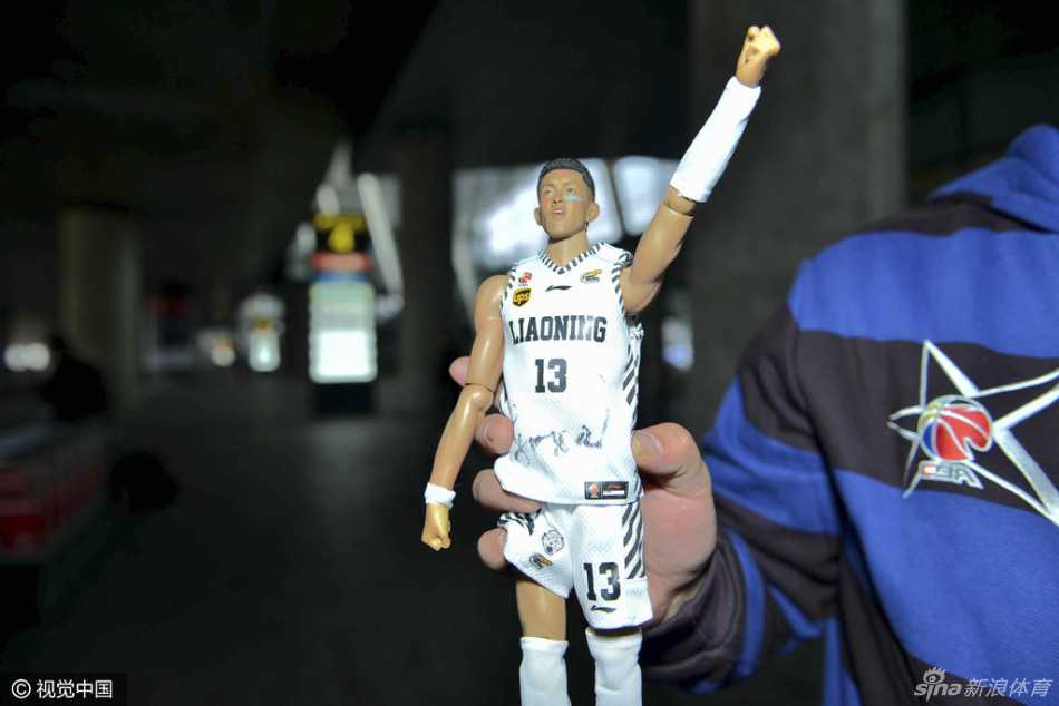 辽篮寒冬送暖:赛前赛后,那些与球迷相映生辉的温情瞬间 韩德君面带憨厚笑容,俯身与身边的小球迷合影,他巨大的身躯和小球迷形成鲜明对比,画面充满温情。