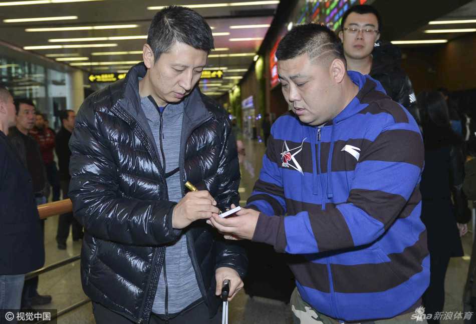 辽篮寒冬送暖:赛前赛后,那些与球迷相映生辉的温情瞬间 辽宁男篮主教练郭士强俯身低头,神情专注地在球迷递来的球衣上签下自己的名字,周围是充满期待的目光。