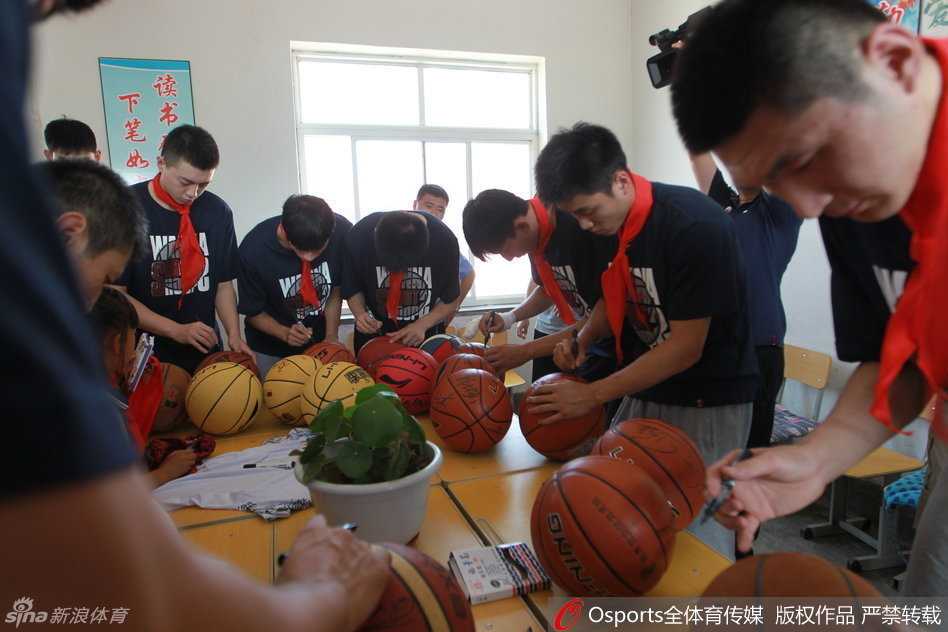辽篮将士情暖岫岩山村小学 篮球梦想在山沟沟里萌芽 群山环抱中的李大堡小学迎来了一批特殊的客人,辽篮众将身着白衣,在简陋的操场上成为最亮丽的风景线。
