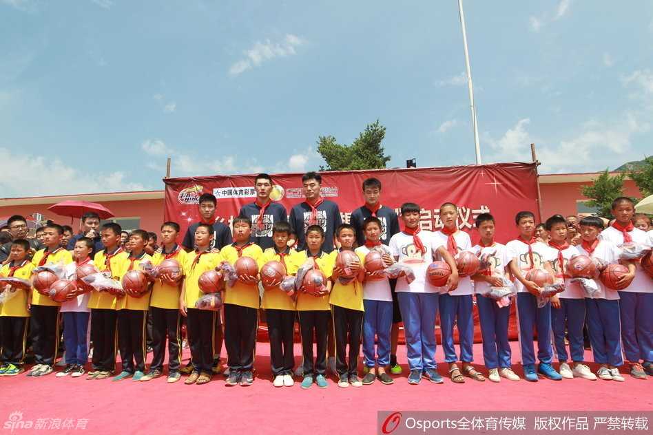 辽篮将士情暖岫岩山村小学 篮球梦想在山沟沟里萌芽 辽篮主帅郭士强手持话筒,正在讲话,身后的孩子们和辽篮队员们认真聆听,每个人的脸上都洋溢着对篮球的热爱。