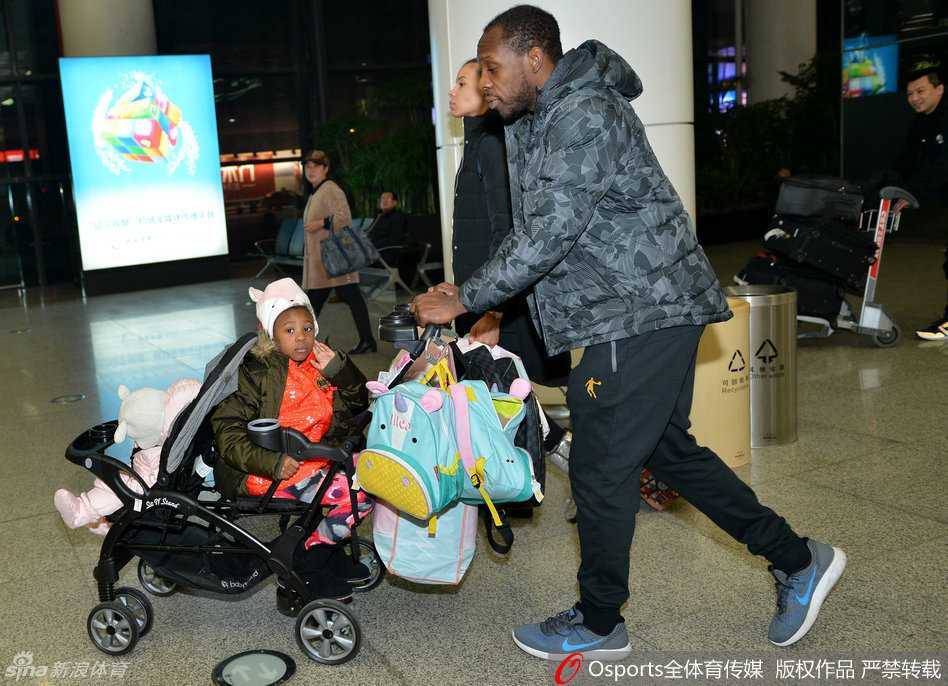 兰多夫笑得眼睛都眯了起来，露出一口洁白的牙齿，脸上洋溢着发自内心的喜悦，仿佛一个大孩子般被接机的欢乐气氛感染。