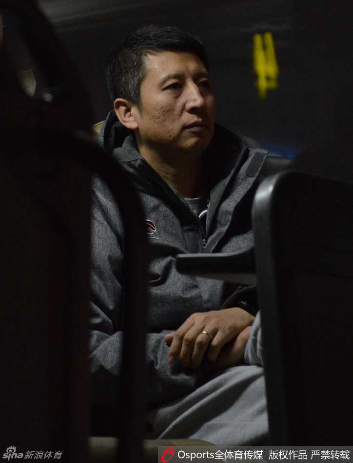 郭士强指导面带倦容，眼眶微红，却仍微笑着向看台上的球迷挥手，眼神中透着对家乡球迷的感激与坚定。