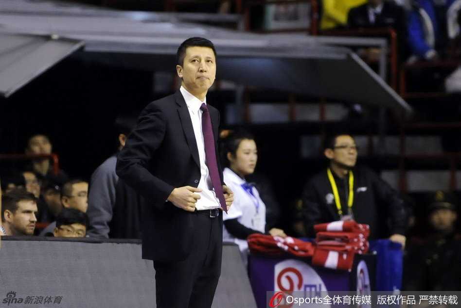 比赛结束后，郭艾伦被热情的球迷团团围住，他正低着头、神情专注地为小球迷在球衣上签名。