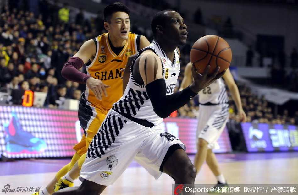 郭艾伦在对手头顶上演酷炫运球，皮球如同粘在手上一般，晃得防守球员重心全失。