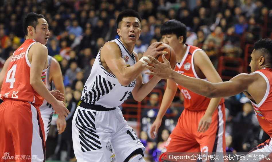 辽篮往事:那一年,他们拼尽全力的热血赛场 哈德森如猎豹一般穿梭于禁区,面对补防毫无惧色,在空中与对手碰撞后依然柔和地将球挑向篮筐。