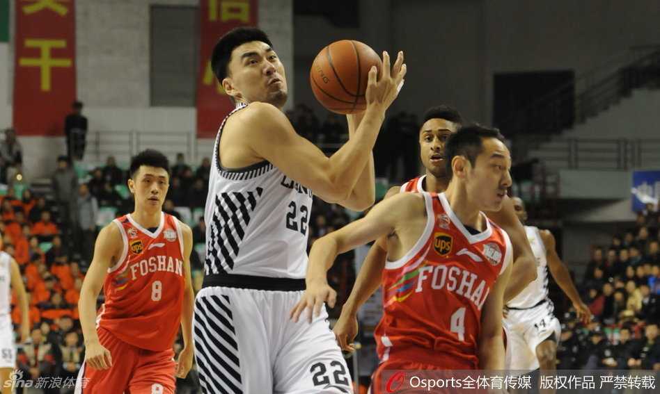 辽篮往事:那一年,他们拼尽全力的热血赛场 郭士强在场边挥拳怒吼,青筋暴起,那份对胜利的偏执和渴望,透过屏幕都能感受到灼热的温度。