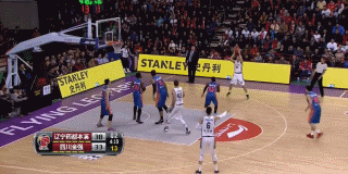 哈里斯在三分线外起跳出手，皮球打板后在篮筐上弹了几下幸运落入网窝，对手一脸无奈