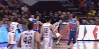 郭艾伦利用节奏变化一步过掉防守球员，杀入禁区腾空而起，面对补防强行上篮