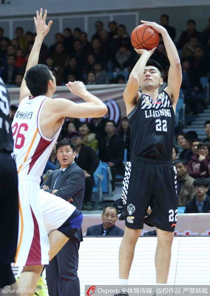 低调的“国产魔兽”李晓旭，在三分线外架起炮台，他坚毅的目光直视篮筐，出手的篮球在空中划出一道精准的弧线，这是他除了篮板保护外又一杀人利器。