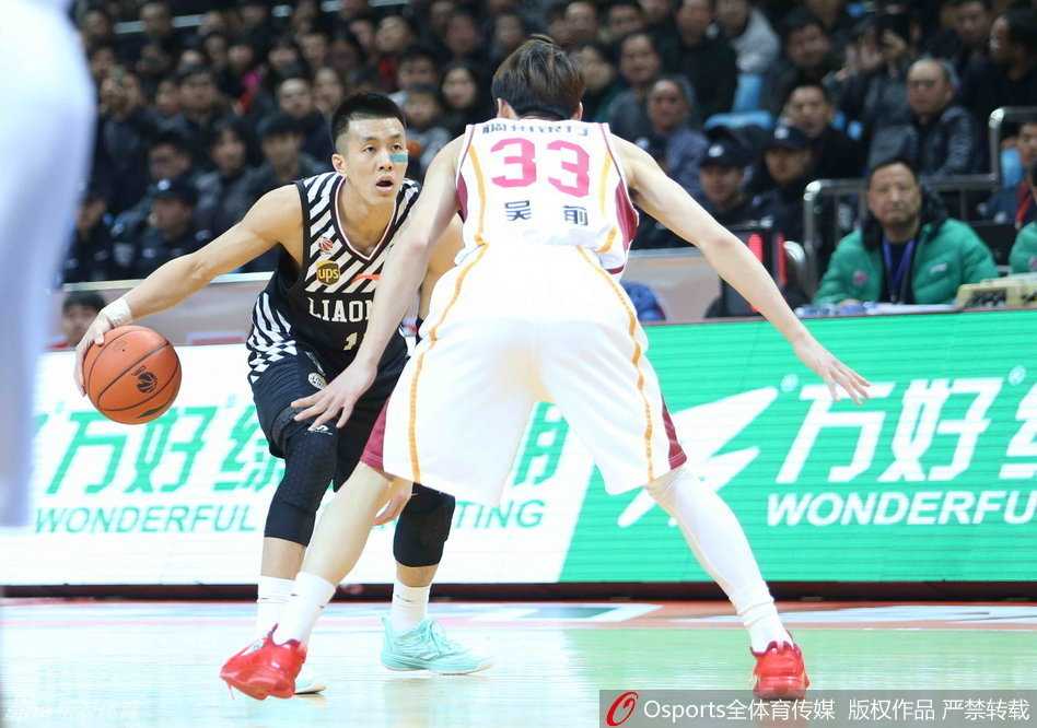 球场指挥官郭艾伦，犹如一道闪电划过防守阵型，他压低重心，用令人目不暇接的胯下运球寻找着对手的破绽，眼神中充满攻击篮筐的坚决。