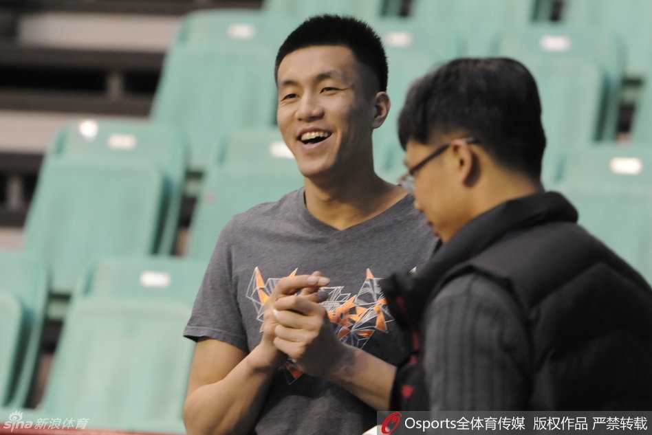 队宠的笑容，郭艾伦在训练间隙面露孩子般纯真的笑容，仿佛将赛场的压力都抛诸脑后，感染着身边的每一个人。