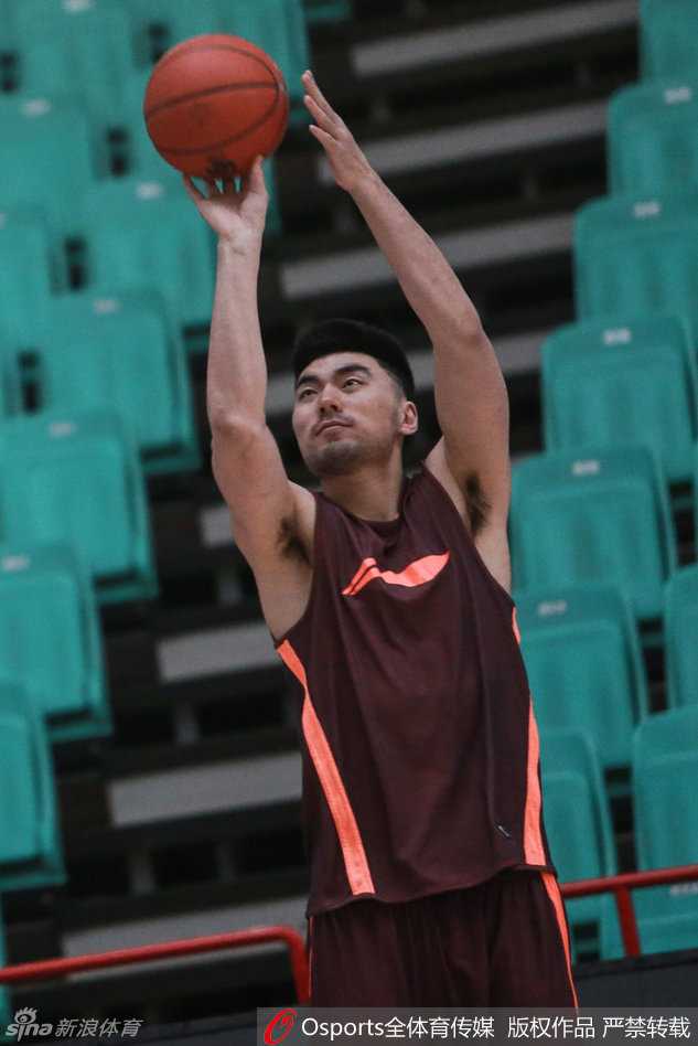 核心的担当，郭艾伦低头仔细地为手指缠绕胶布，每一个细节都透露出他对比赛的认真和渴望胜利的决心。