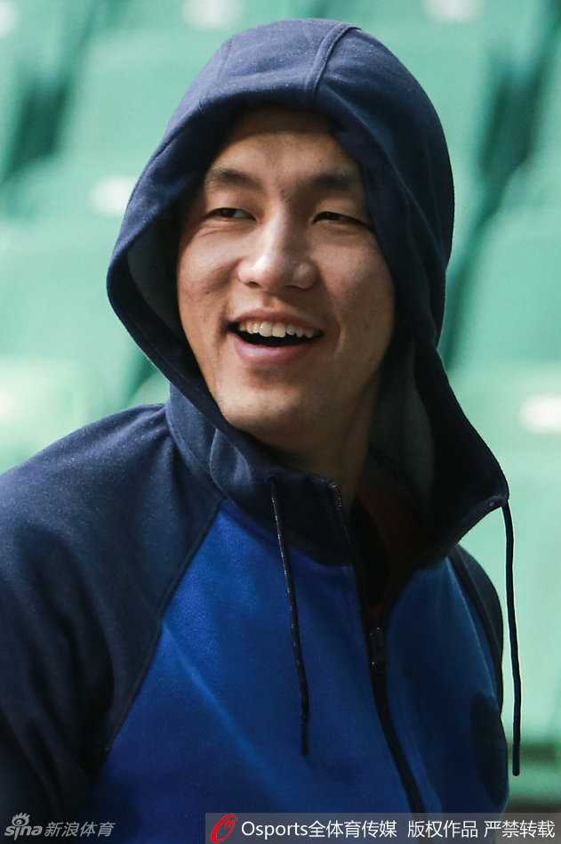 大中锋韩德君训练后走向更衣室，神情自若，强壮的身躯预示着今晚篮下将有一场恶战。