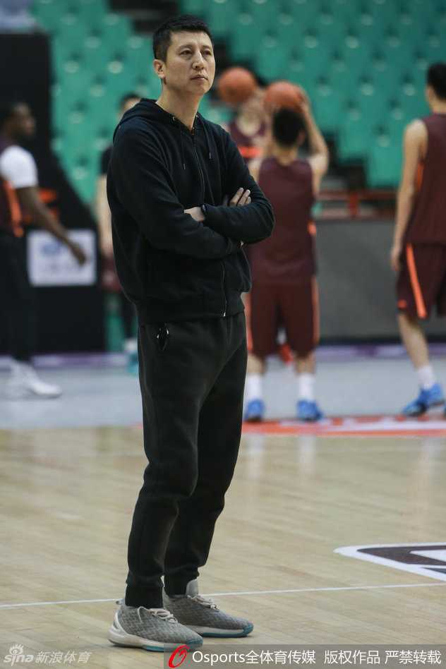 内线悍将李晓旭在采访区驻足，面对镜头心情愉悦，眼神中透露出对即将开始的总决赛的坚定与自信。