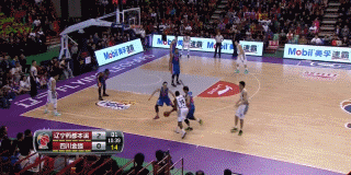 转换进攻中，哈德森如一道白色闪电疾驰而至，刚踩过中线两步便急停拔起，追身三分再度空心入网，点燃了全场激情。