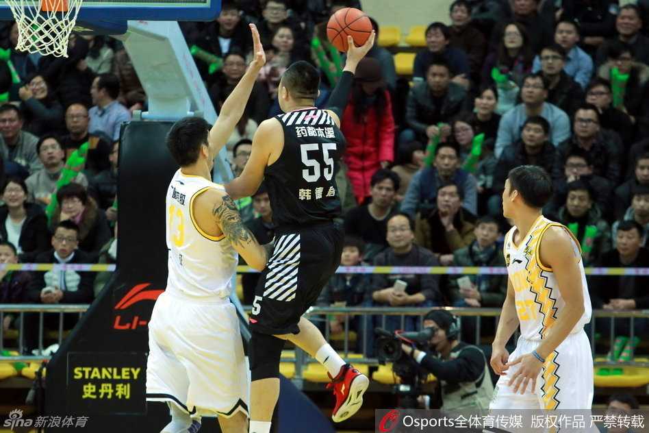 郭艾伦在韩德君的暖心安抚下恢复冷静，辽宁队内兄弟情深令人动容