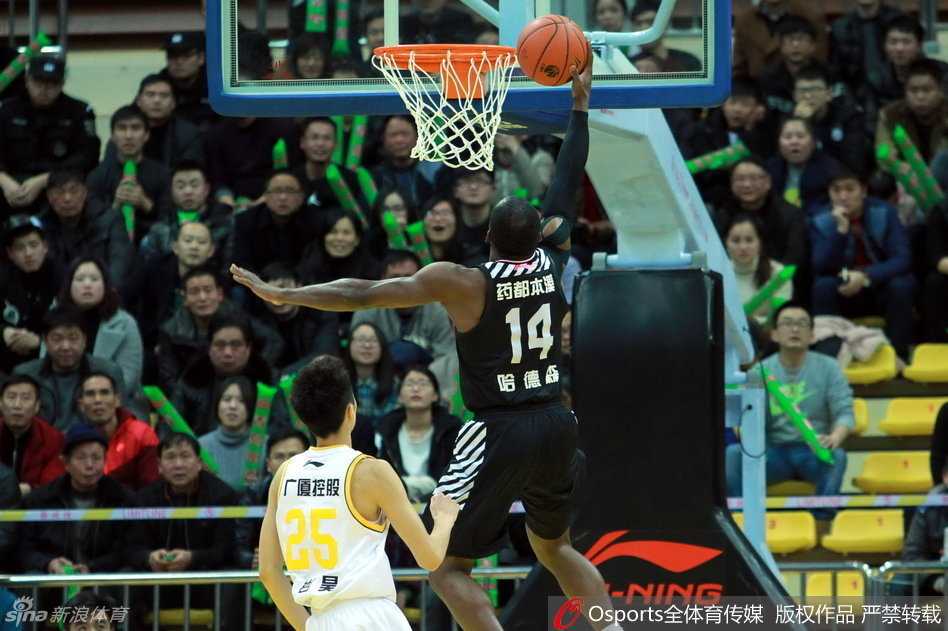 韩德君在篮下凭借柔和手感尝试上篮，展现出内线巨无霸的细腻技术