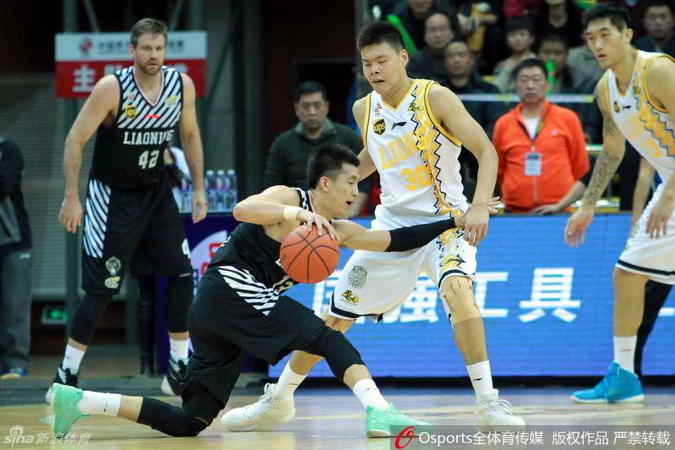 贺天举全神贯注紧盯林志杰，用坚韧的防守诠释着对胜利的渴望