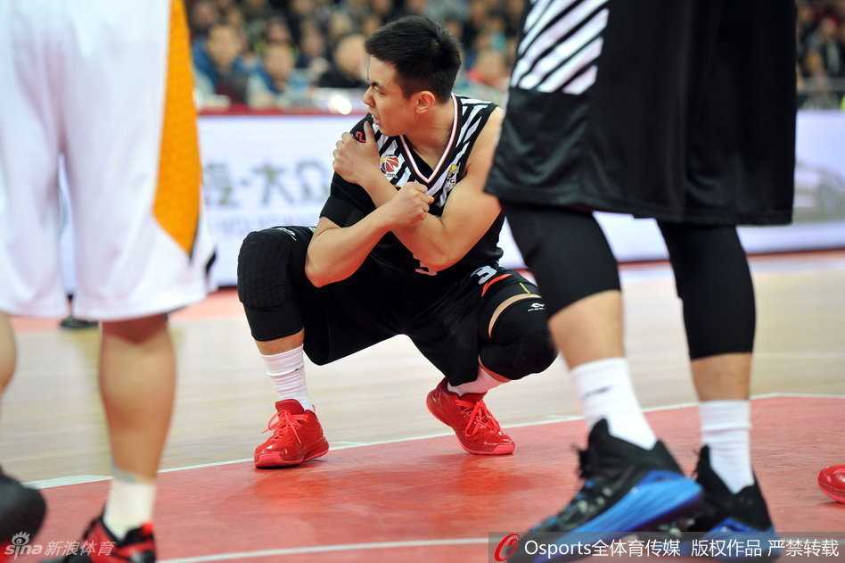 离开赛场前，赵继伟艰难地回头望向那片灯火通明的场地，眼神中充满了不舍与对迅速归来的渴望。