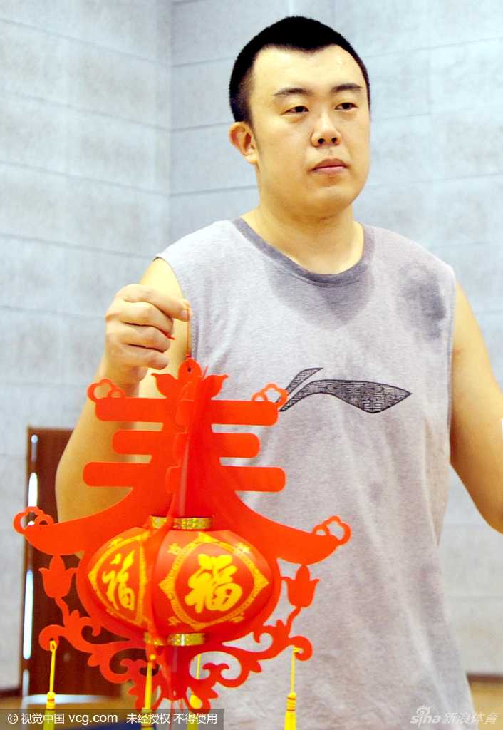辽篮新春集体贺岁 郭艾伦炫酷发型送祝福 主教练郭士强被弟子们簇拥在中间,他手里拿着红色的吉祥物,神情温和地看着镜头,仿佛一位大家长正带着孩子们准备过年。