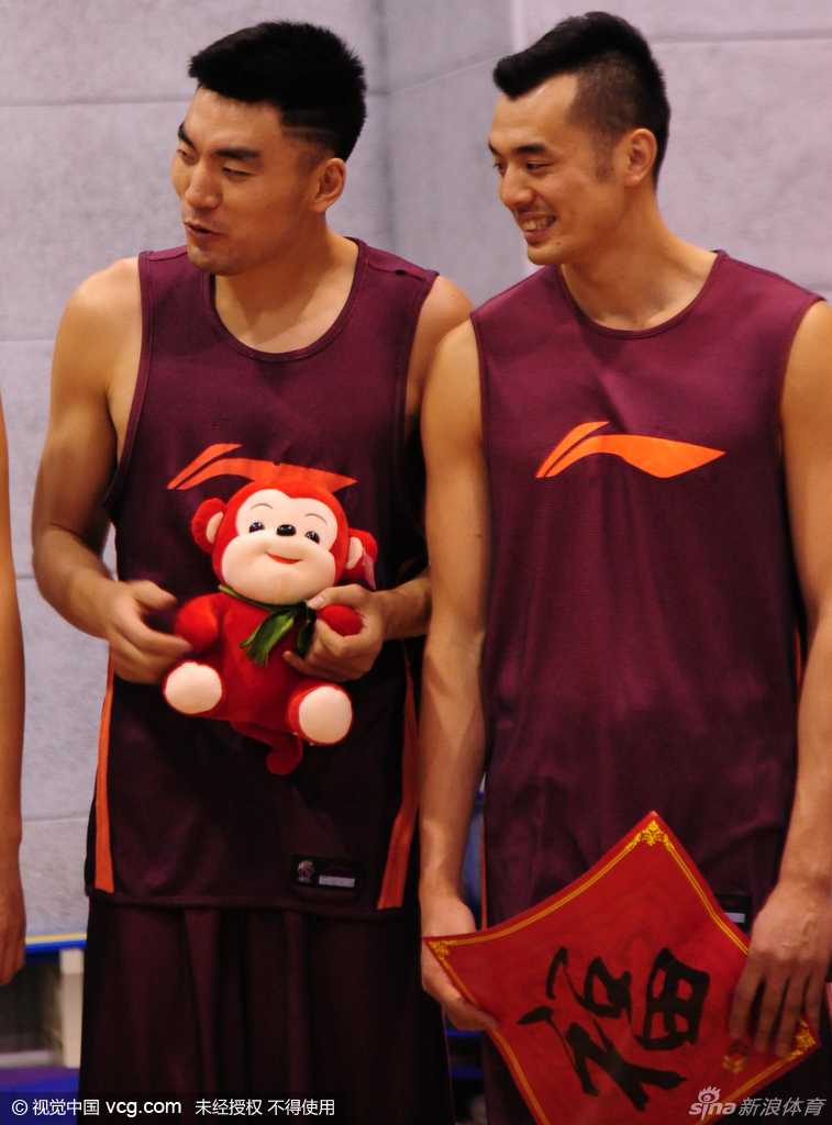辽篮新春集体贺岁 郭艾伦炫酷发型送祝福 廉明和李晓旭手持火红的灯笼和福字,相互交流着假期的期待,脸上的汗水还未干透,但笑容却比灯笼还要温暖。