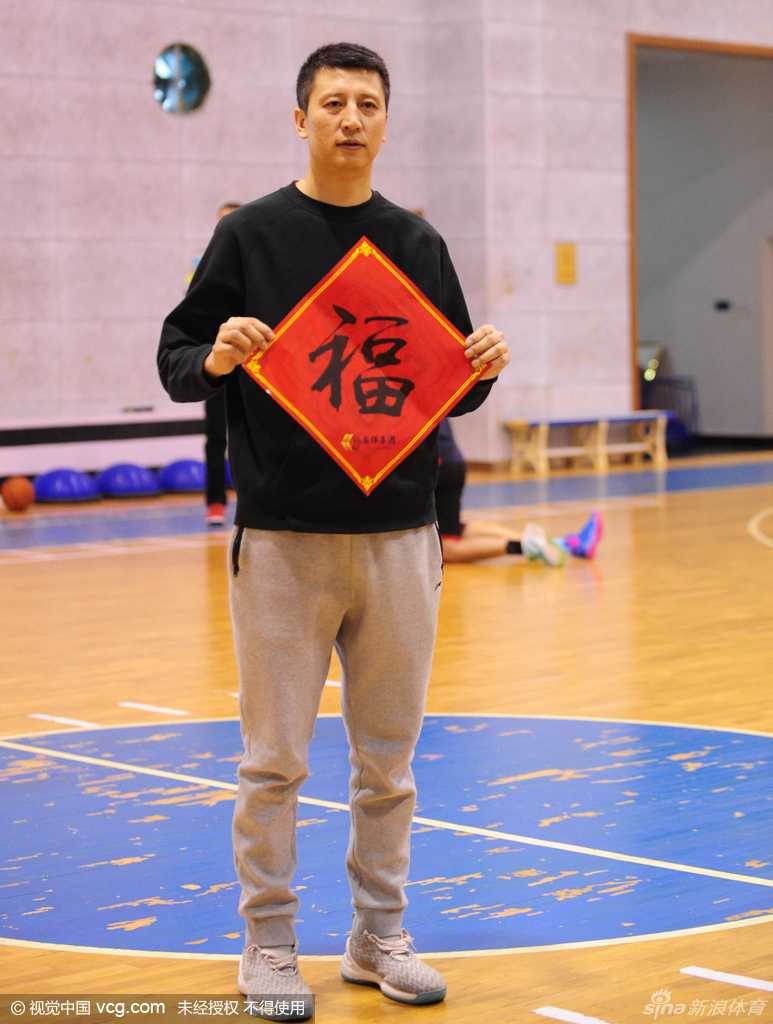 辽篮新春集体贺岁 郭艾伦炫酷发型送祝福 全景镜头下,辽宁男篮全队一字排开,大家手中或举福字或提花灯,郭艾伦站在队伍中间,他的新发型在人群中格外醒目,画面充满了团结与喜庆。