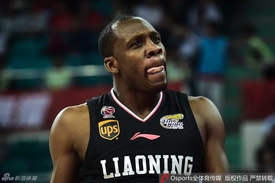 辽宁外援哈德森在比赛中目光如炬，眼神中透露出舍我其谁的霸气与必胜的决心。