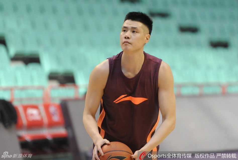 李晓旭在罚球线附近轻松跳投，脸上挂着标志性的淡然微笑，心态放松的他在训练中保持着极高的命中率。