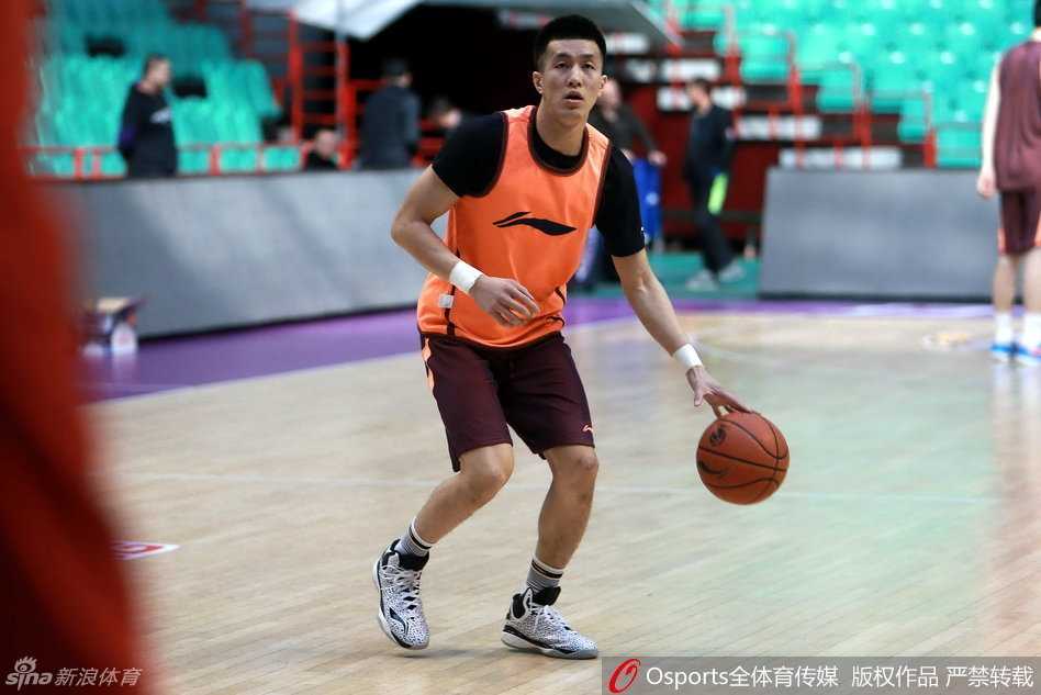 球队核心郭艾伦一脸严肃，双手娴熟地运球穿越半场，眼神中透露出猎豹般的敏锐，他在为晚上的突围精心热身。