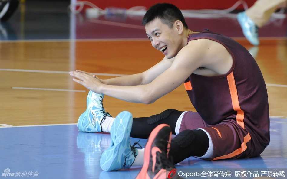 辽宁男篮队长杨鸣正在进行拉伸准备，他的动作舒展，神情专注，为接下来的残酷测试做着最后的准备。