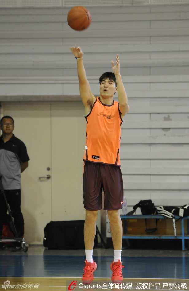 转会青岛的苏伟在测试后状态放松，面对镜头他笑容满面，幽默地回应了关于体测必要性的提问。