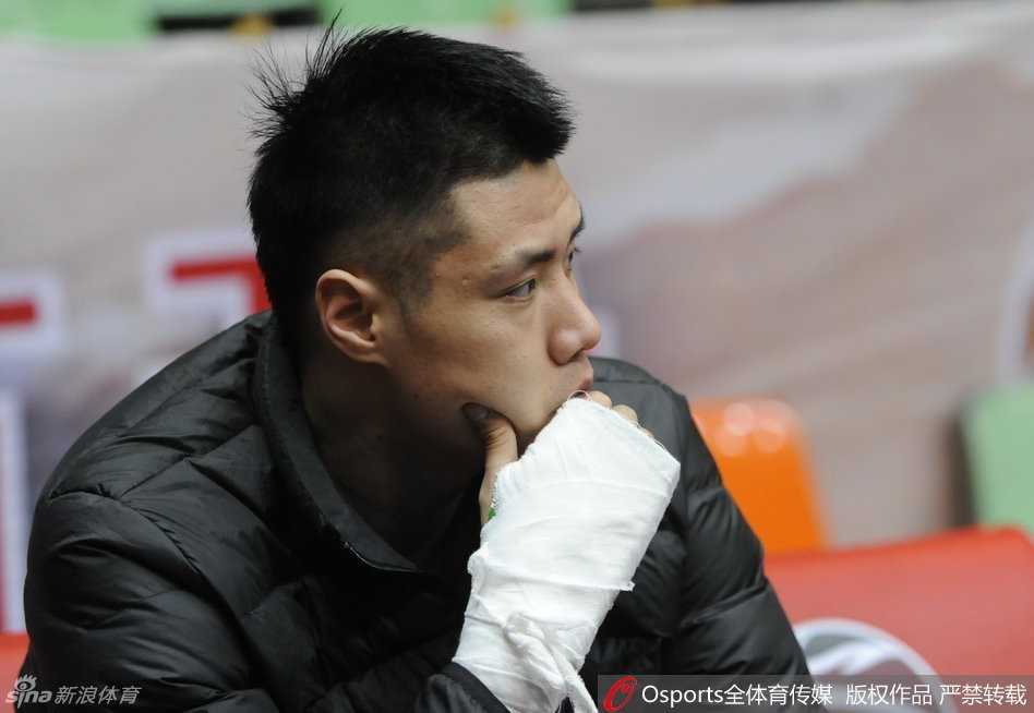 辽篮淬火:从伤痛中仰望冠军之光 郭艾伦在训练间隙进行手腕冰敷,厚厚的冰袋缠在手腕上,他目光坚毅地望向远方,似乎在思考如何从韧带受伤的阴霾中走出,早日回到那个熟悉的赛场中央。