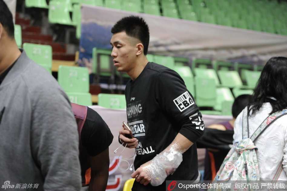 辽篮淬火:从伤痛中仰望冠军之光 李晓旭在训练中跃起投篮,身姿矫健,仿佛要用汗水洗去总决赛失利的遗憾。另一边的哈德森也专注地进行着三分球练习,皮球在空中划出完美弧线,他们正通过苦练为新赛季蓄力。